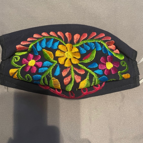 Embroidered face mask - Picture 10 of 12